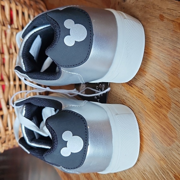 Silver Mickey Sneakers sz 9 Metallic Disneyworld Disneyland - Picture 3 of 10